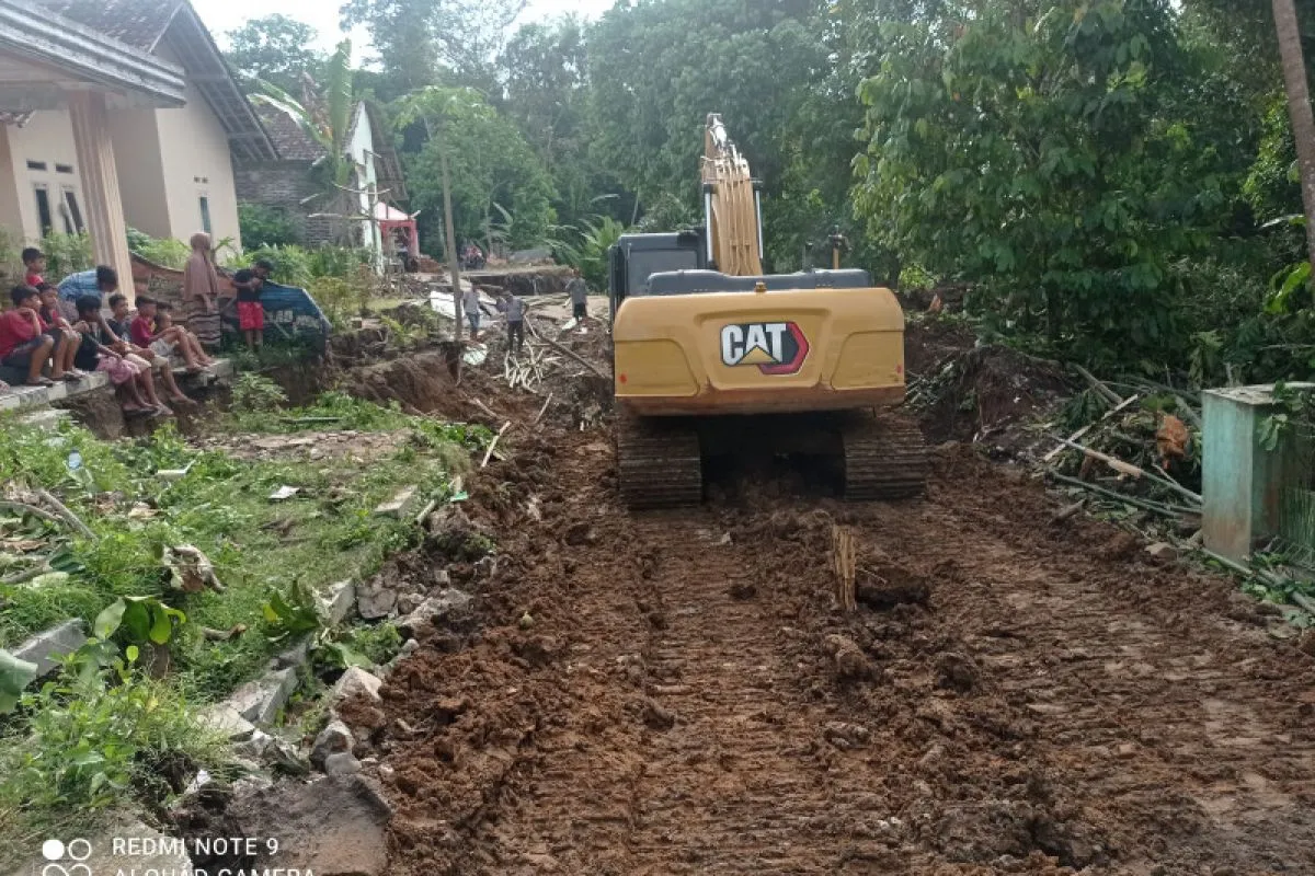 Tanah Bergerak di Lebak: 7 Rumah Rusak, Jalan Ambles