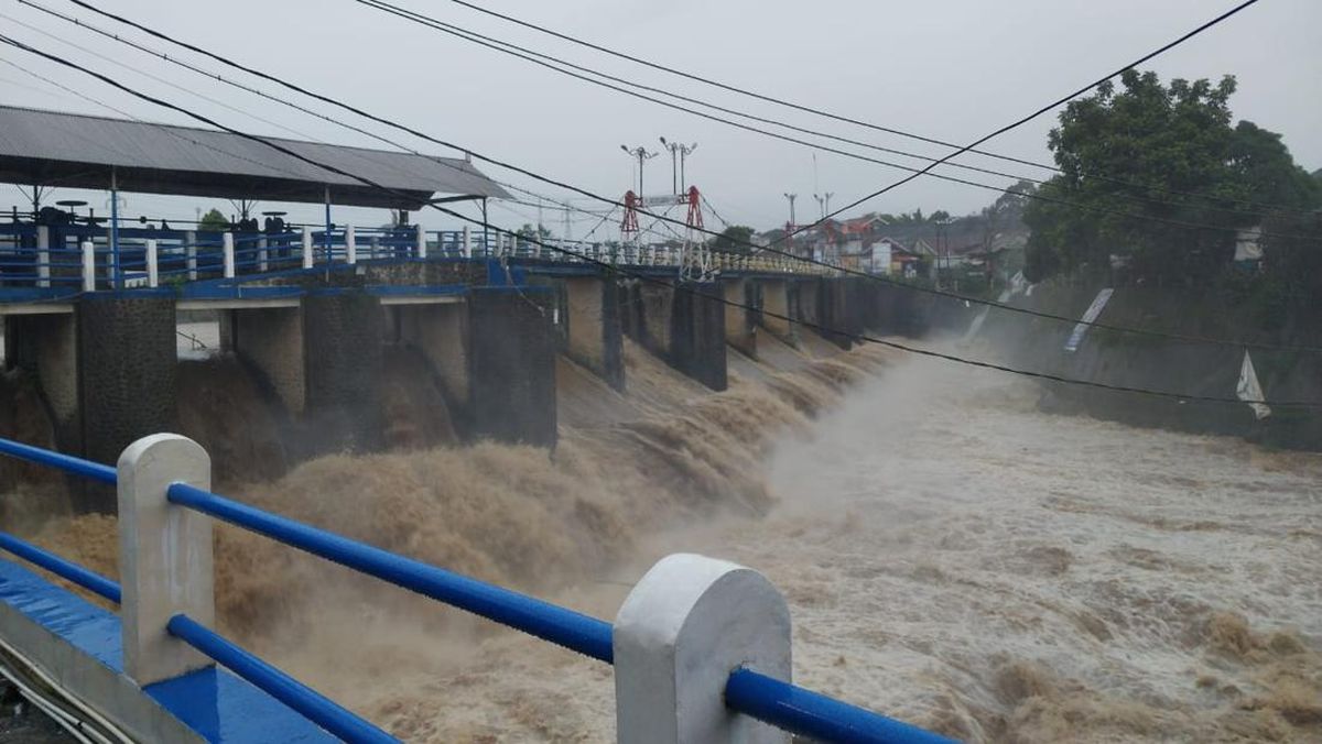 Hujan Deras di Puncak Bogor, Bendung Katulampa Siaga 3