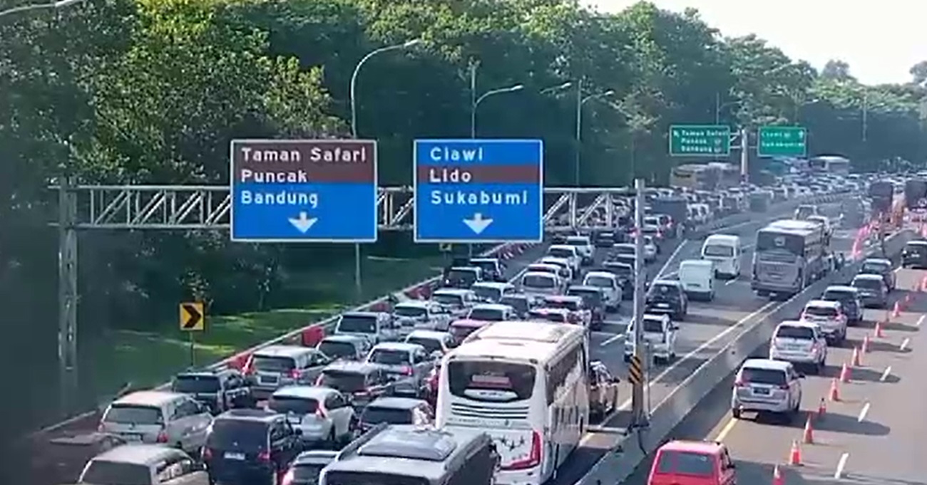 Macet Parah Puncak, Polisi Terapkan Oneway Long Weekend