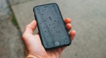 Apple Ungkap Cara Uji Ketahanan Air iPhone Secara Ekstrem