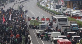 Massa Bakar 7 Gerbang Tol Saat Demo Ricuh di Jakarta