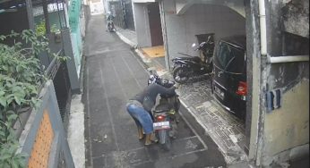Aksi Pencurian Motor di Bintaro Terekam Jelas CCTV